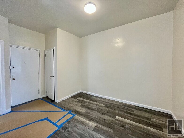 Building Photo - 34 AVENUE 2.5 bedroom includes heat and hot water