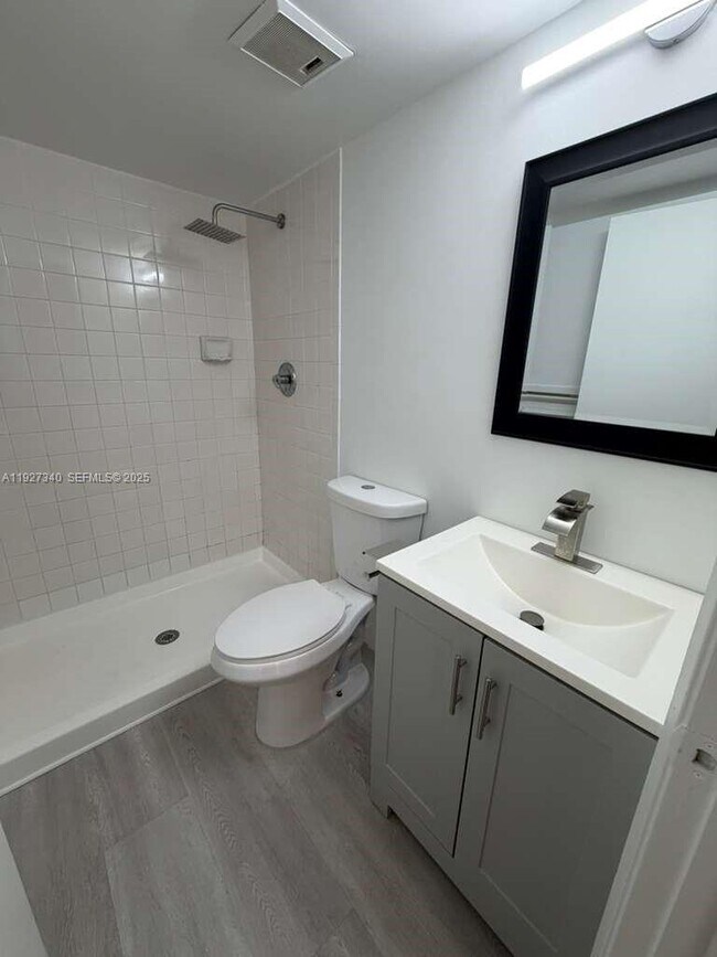 Building Photo - 10020 Winding Lake Rd