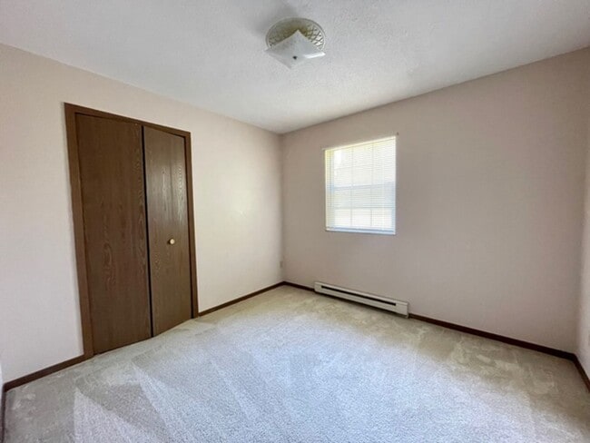 Building Photo - ONTARIO - 2 Bedroom Available!