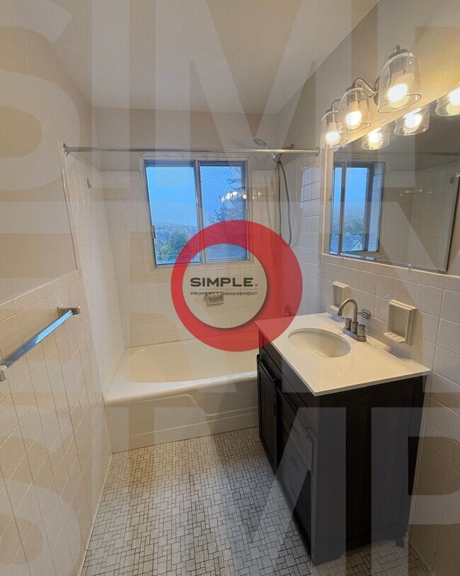 Building Photo - Great Location