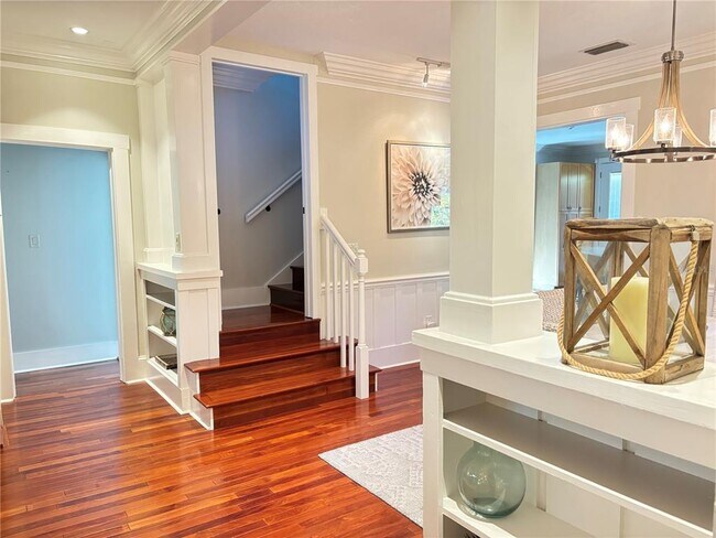 Building Photo - 324 Julia Pl