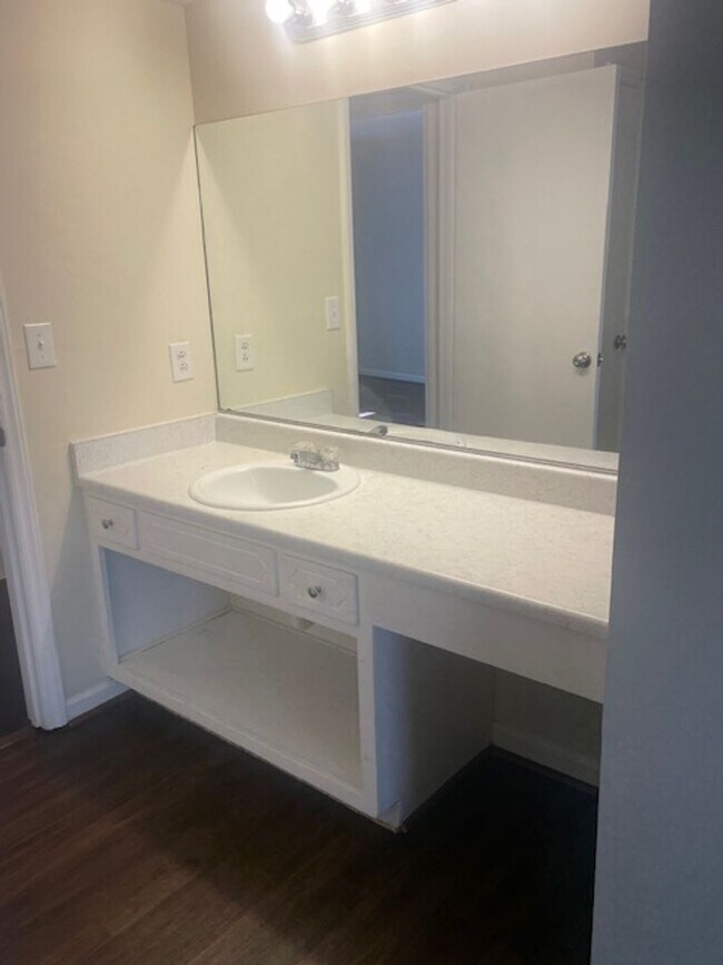 Building Photo - Upper unit condo in Winston-Salem