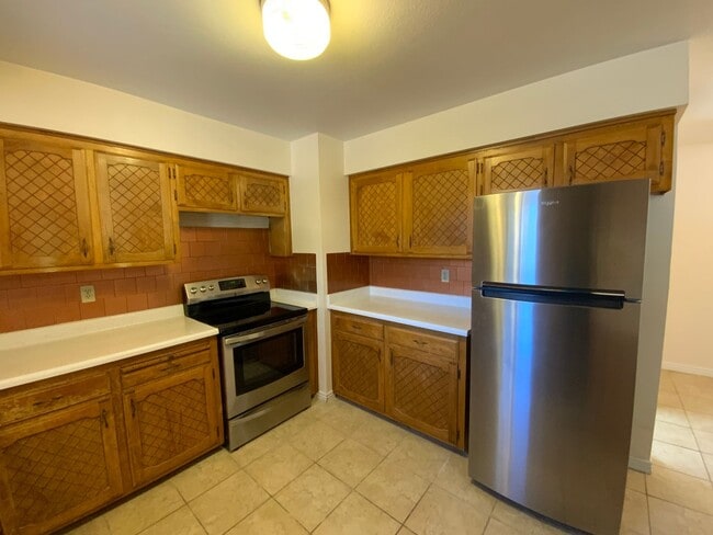 Building Photo - 3 Bedroom Single Story Home Available Near...