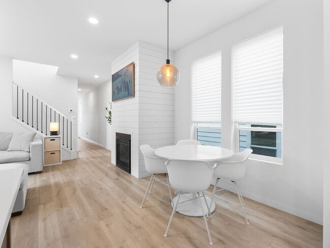 Building Photo - Light-Filled w/ Modern Finishes - 3?Bed / ...