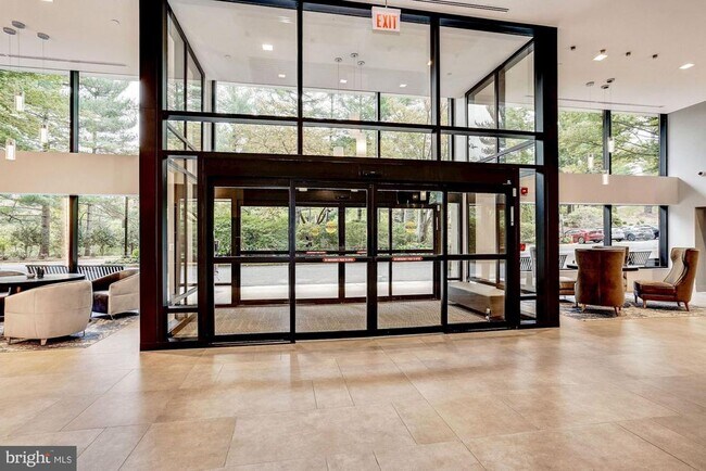 Building Photo - 3800 Powell Ln