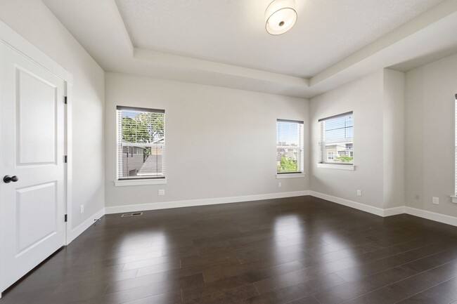 Building Photo - 3485 SE Birchleaf St