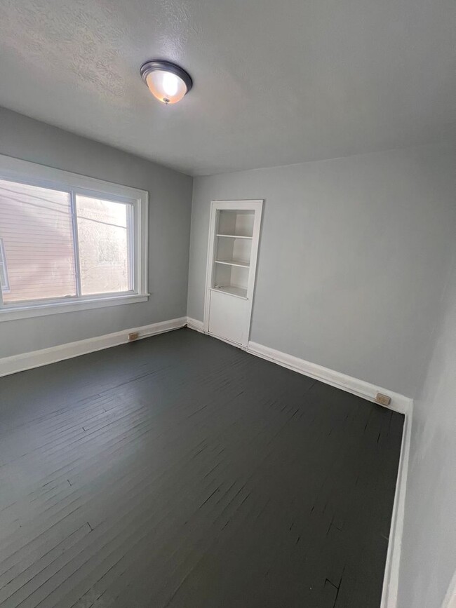 Building Photo - Section 8 Accepted: Affordable 3 Bed, 1 Ba...