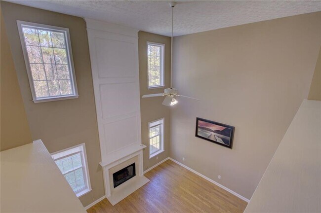 Building Photo - 2820 Northcliff Dr
