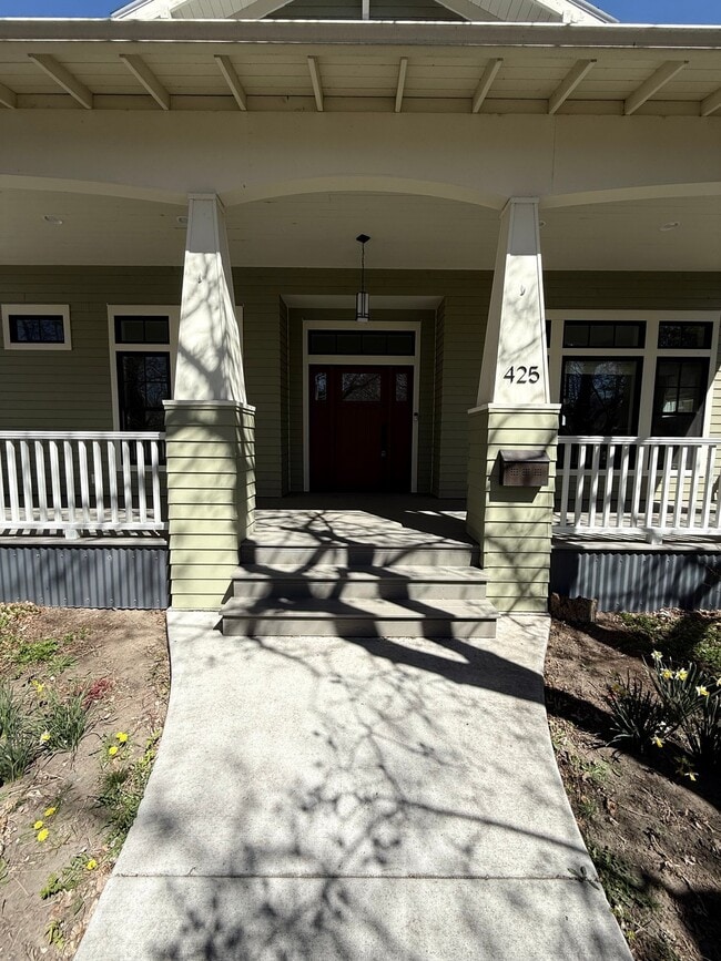 Building Photo - 425 S Yellowstone St