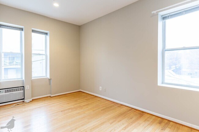 Building Photo - Spacious Two Bedroom Off 14th St. Corridor!
