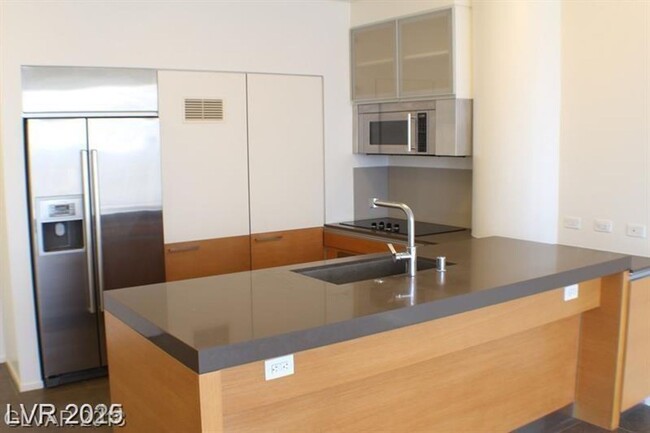 Building Photo - VEER TOWERS! BEAUTIFUL 1 BEDROOM UNIT!