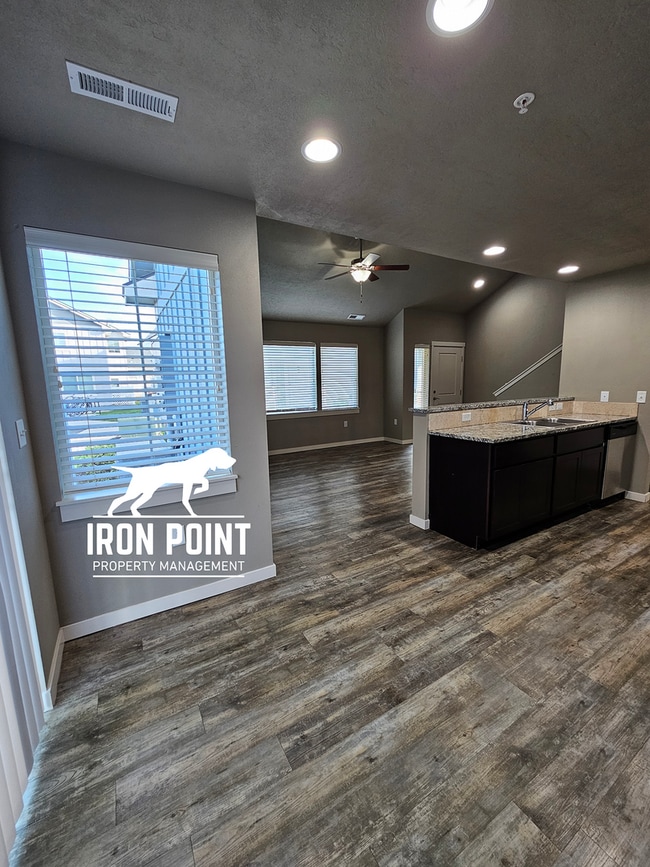 Building Photo - JE911