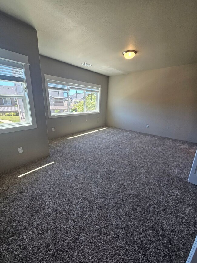 Building Photo - Beautiful Townhomes in East Medford