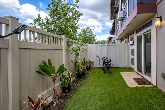 Building Photo - Fully Furnished Townhome with Garage, 3 bedroom/2.5 Bathroom at Kamalani Flats