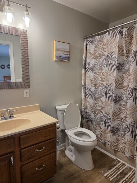 Building Photo - 5721 Gardenia Dr