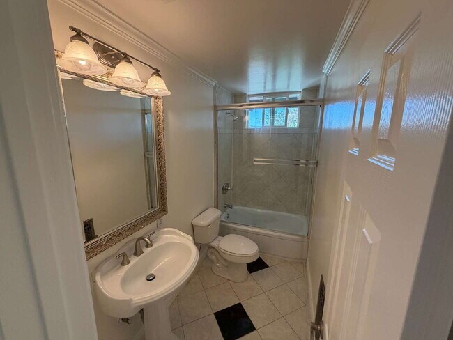 Building Photo - "Charming 2-Bedroom Retreat with Granite Accents & Gleaming Hardwood Floors in Lafayette!"