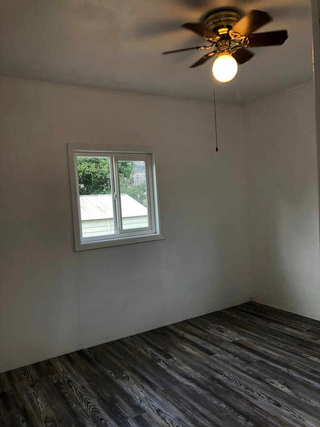 Building Photo - Recently Remodeled  2 Bedroom 1 Bathroom o...