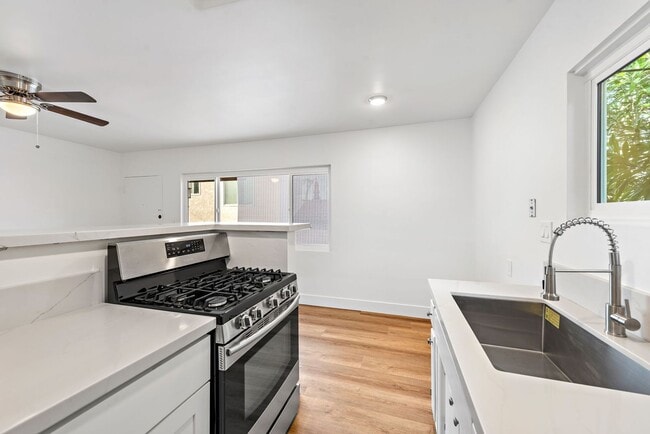 Building Photo - 105 Avenida Rosa