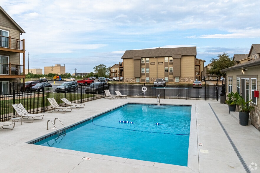 Pool & Sundeck - Southfork Apartments