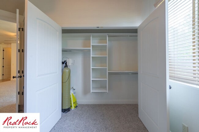 Building Photo - Remarkable 3 Bedroom Condo Next to Sunbroo...