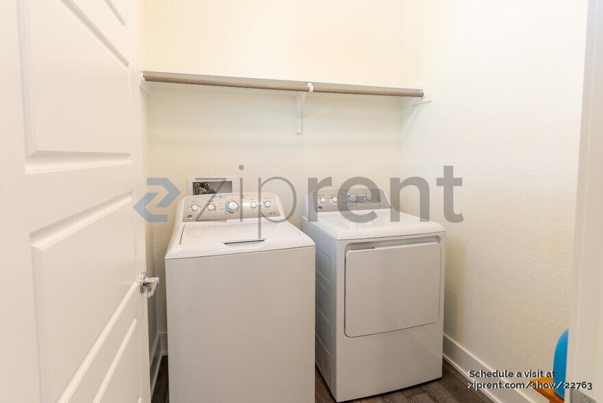 Building Photo - Unit