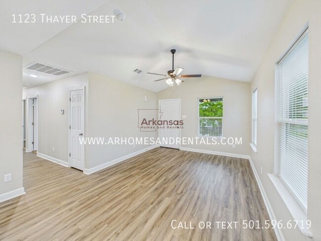Building Photo - 1123 Thayer St