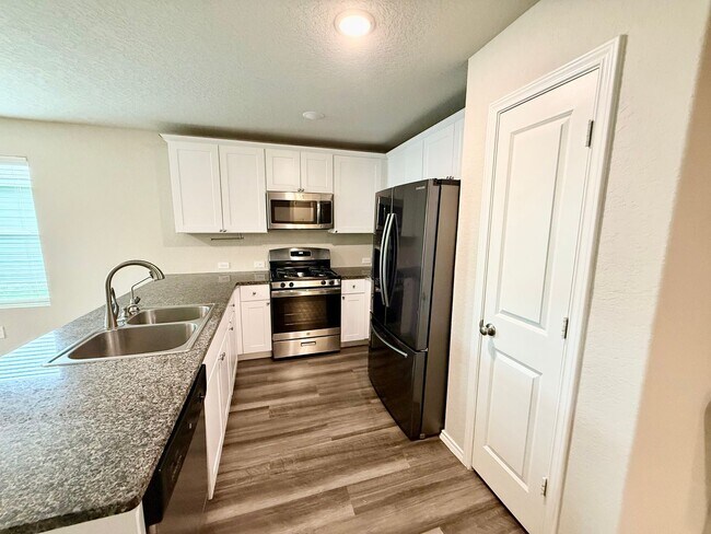 Building Photo - Gorgeous 3-bedroom, 2 Bathroom, Minutes from Randolph AFB
