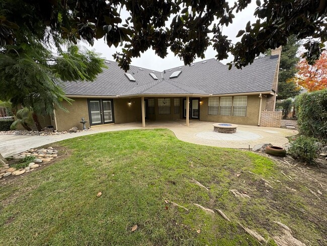 Building Photo - Entertainer delight rental home located in ''The Lakes'' subdivision Coming soon *Private Showing...