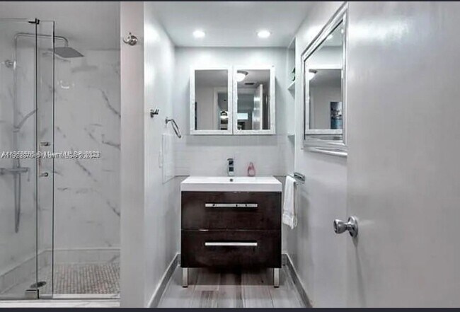 Building Photo - 1717 N Bayshore Dr