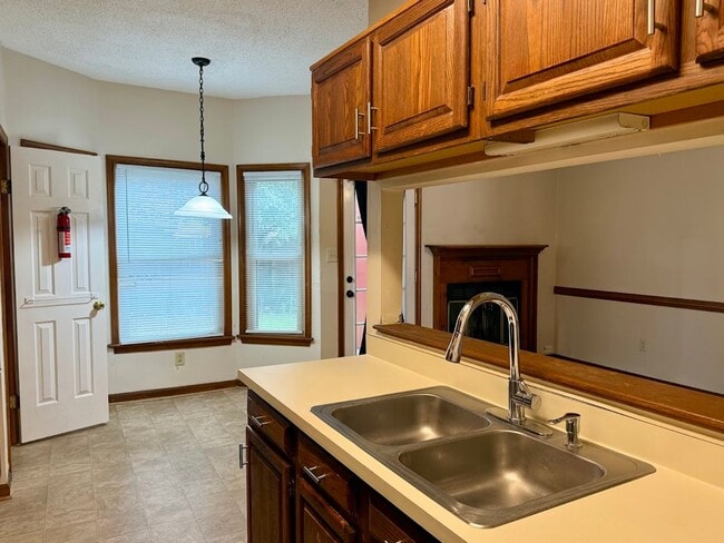 Building Photo - Stunning 3-bedroom Townhome in Heart of Vi...