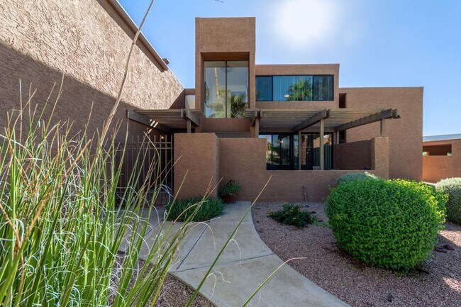 Building Photo - RESORT Style FULLY-FURNISHED Condo in Paradise Valley - 4 bedroom / 2.5 bath