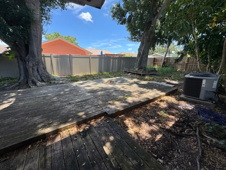 Backyard - 6959 Aberfeldy Ave N