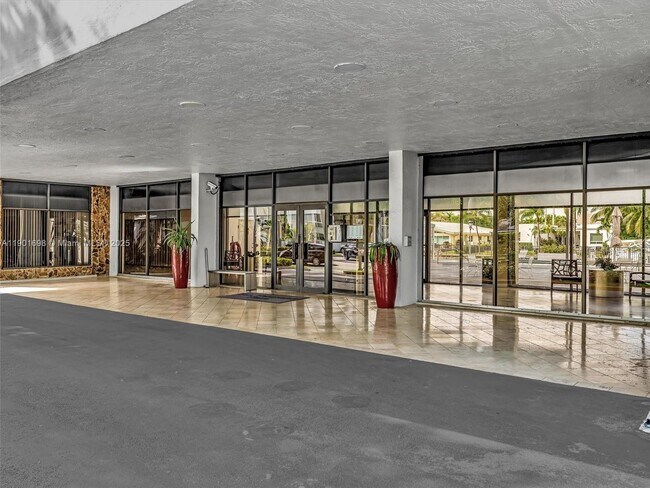 Building Photo - 10000 W Bay Harbor Dr