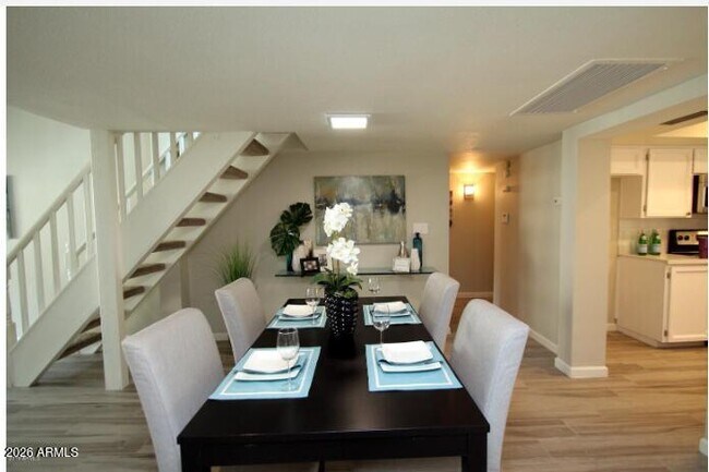 Building Photo - 2 E Loma Ln