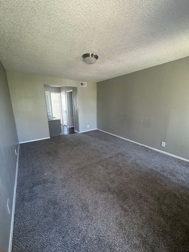 Building Photo - 2417 E 55th Pl