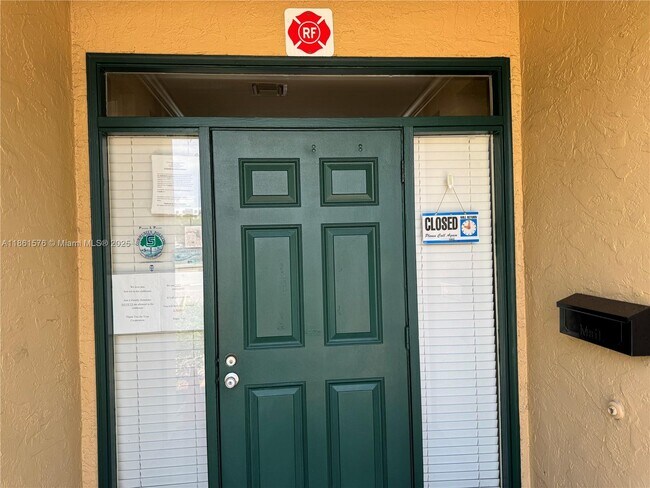 Building Photo - 977 Riverside Dr