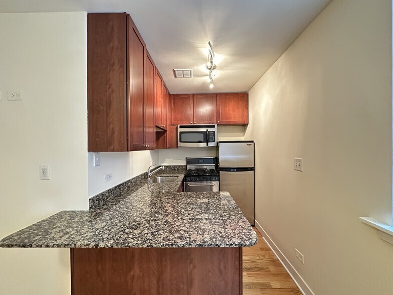 Building Photo - 650 W Wrightwood Ave