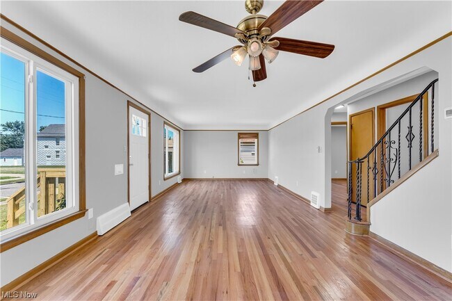 Building Photo - 923 E 218th St