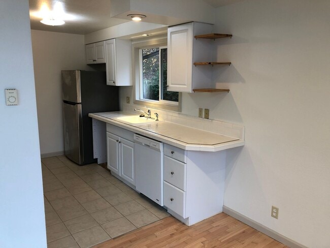 Building Photo - Updated 3 bedroom 3 bath house in Eugene!