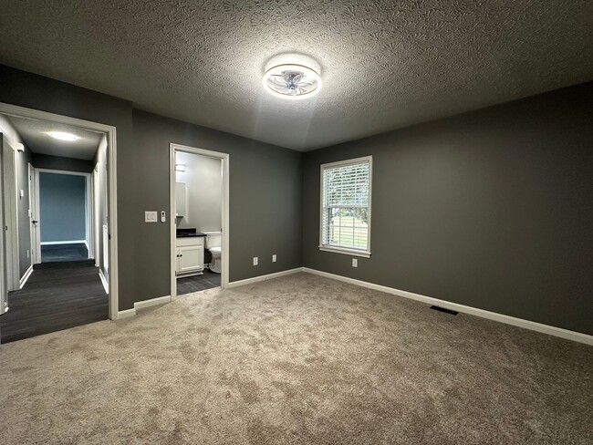 Building Photo - Fully Renovated in White House