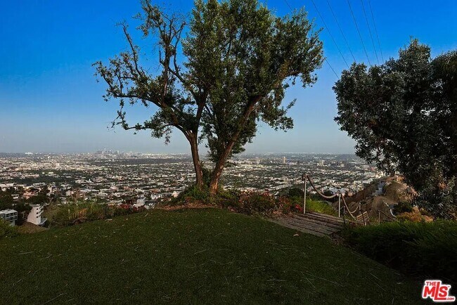 Building Photo - 1600 Viewmont Dr