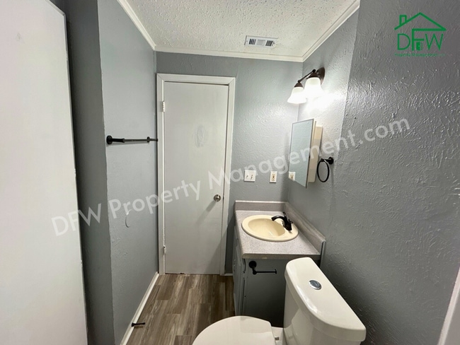 Building Photo - Charming 2-Bedroom Upstairs Apartment in Irving – Convenient Location, Fenced Yard, and More!