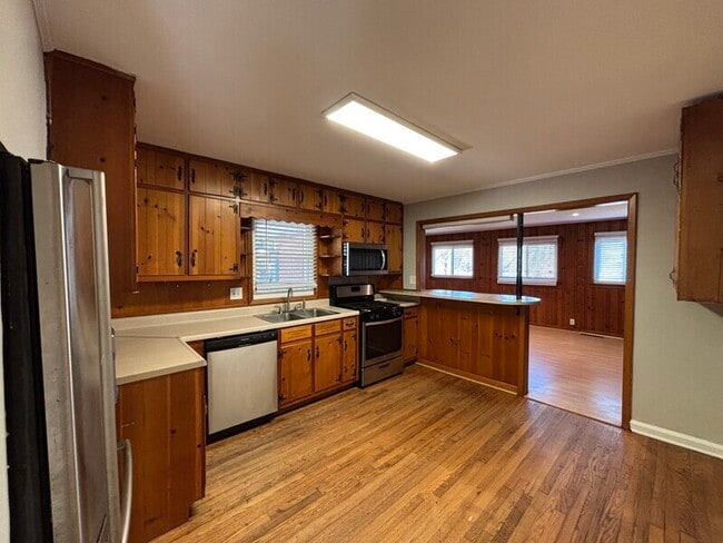 Building Photo - 104 Yancy Dr SE