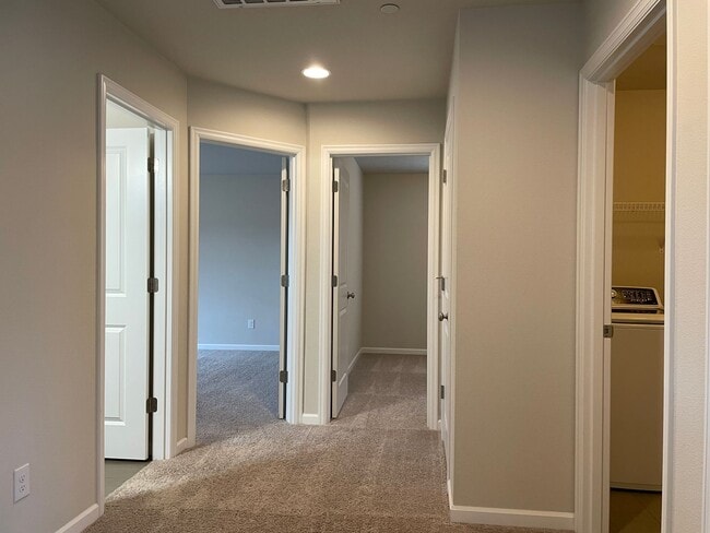 Building Photo - Beautiful 4 Bedroom 2.5 Bath Home Located ...