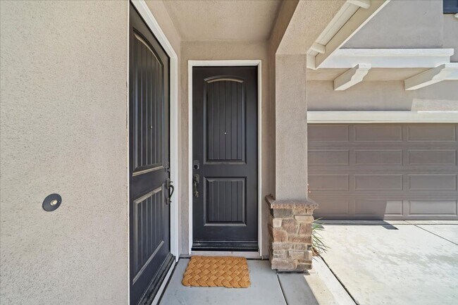 Building Photo - Beautiful Home with Private Climate Controlled Suite