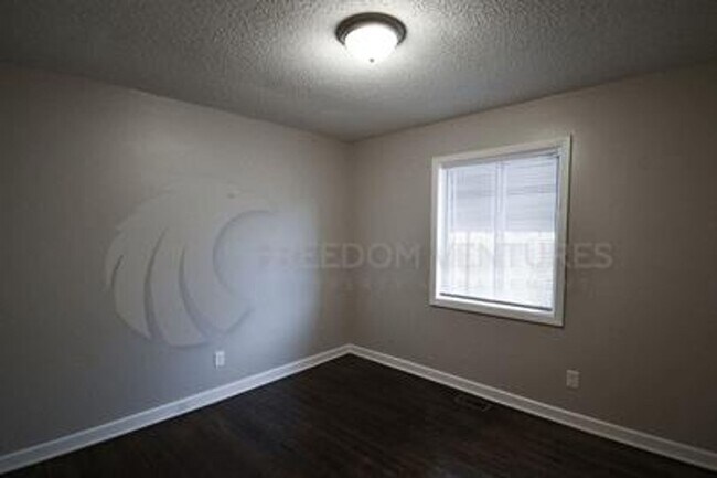 Building Photo - Charming 3BR/2BA Brick Home with Fenced Yard