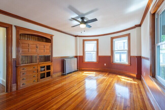 Building Photo - 1400 sf Fairmont Apartment with Washer/Dry...
