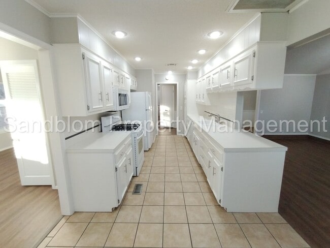 Building Photo - FOR LEASE | Mid-town Tulsa | Available Now!