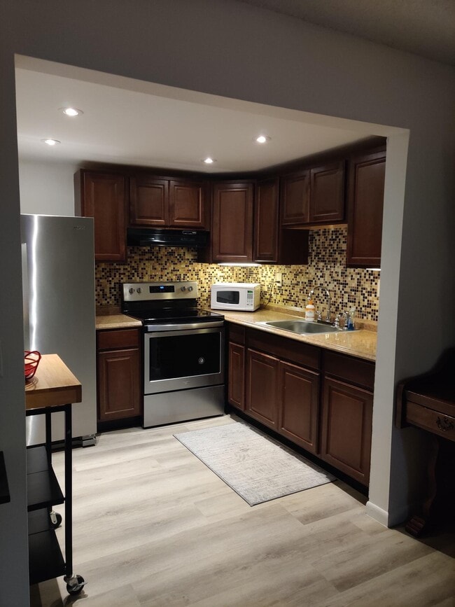Building Photo - 369 Burgundy G