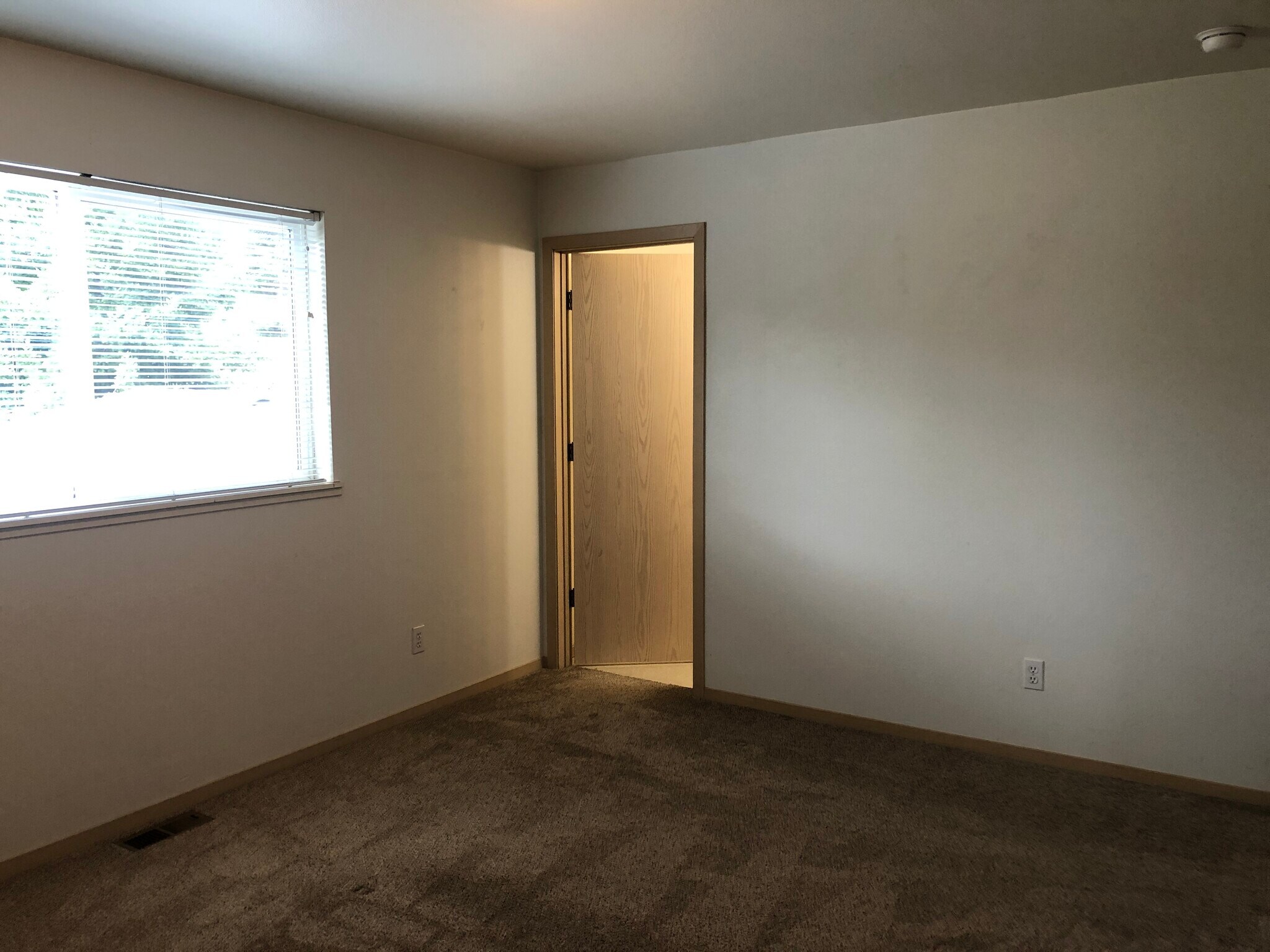 Building Photo - 504 SW City View St